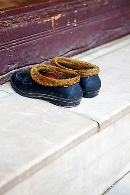 포토 JPG 종교 신발 불교 사람없음 야외 검은색 부처님오신날 고무신 섬돌 털고무신 국내포토 기념일 컬러 돌_바위 파일형식