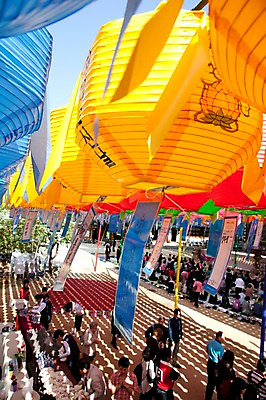 포토 JPG 종교 불교 사람 여러명 야외 부처님오신날 기도 사찰 연등 불공 국내포토 기념일 다수 종교건축 등불 불교용품 파일형식