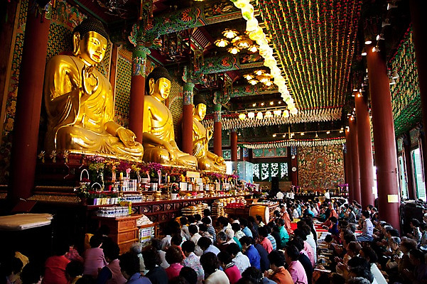 포토 JPG 종교 불교 실내 사람 여러명 부처님오신날 기도 사찰 불상 부처 금불상 불공 불자 예불 조계사 국내포토 기념일 다수 종교건축 내부 종로 파일형식