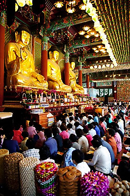 포토 JPG 종교 불교 실내 사람 여러명 부처님오신날 기도 사찰 불상 부처 금불상 불공 불자 예불 조계사 국내포토 기념일 다수 종교건축 내부 종로 파일형식