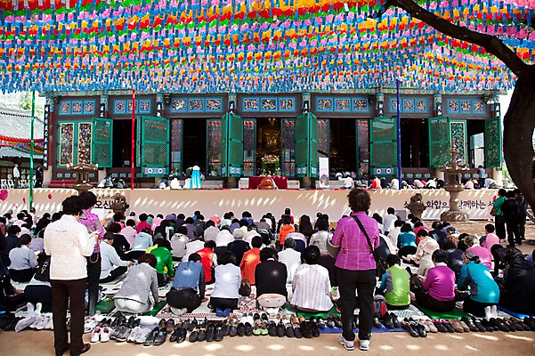 포토 JPG 종교 불교 사람 야외 부처님오신날 기도 사찰 연등 불공 불자 예불 조계사 국내포토 기념일 종교건축 등불 불교용품 종로 파일형식