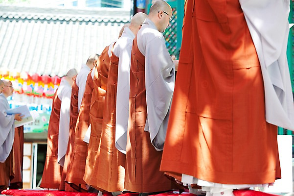 포토 JPG 남자 종교 불교 사람 이벤트 여러명 야외 부처님오신날 의식 승려 예불 조계사 남자만 국내포토 기념일 다수 사찰 성직자 종로 파일형식