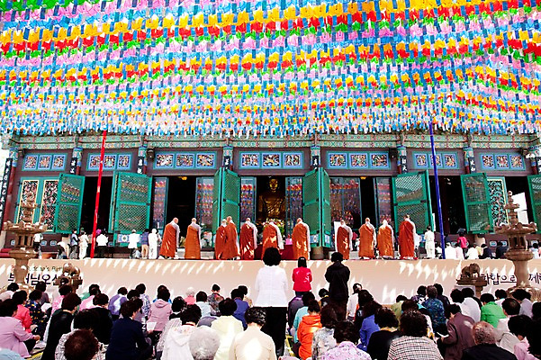 포토 JPG 나무 종교 불교 사람 풍경 이벤트 야외 부처님오신날 기도 사찰 의식 승려 연등 불공 불자 예불 조계사 국내포토 식물 기념일 종교건축 등불 성직자 불교용품 종로 파일형식