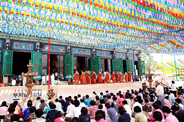 포토 JPG 나무 종교 불교 사람 풍경 이벤트 야외 부처님오신날 기도 사찰 의식 승려 연등 불공 불자 예불 조계사 국내포토 식물 기념일 종교건축 등불 성직자 불교용품 종로 파일형식