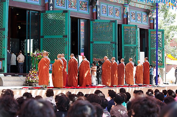 포토 JPG 종교 불교 사람 이벤트 여러명 야외 부처님오신날 사찰 의식 승려 불공 불자 예불 조계사 국내포토 기념일 다수 종교건축 성직자 종로 파일형식