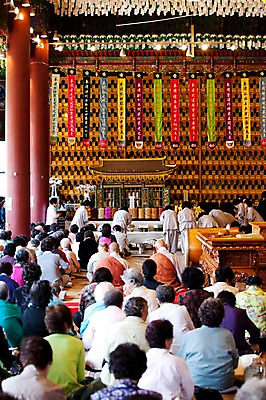 포토 JPG 종교 불교 실내 사람 풍경 야외 부처님오신날 사찰 의식 불상 불공 불자 예불 조계사 국내포토 기념일 종교건축 내부 종로 파일형식