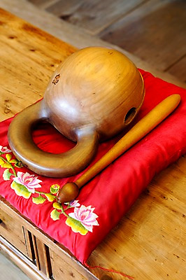 포토 JPG 종교 쿠션 불교 탁자 실내 사람없음 부처님오신날 도구 오브젝트 목탁 국내포토 기념일 가구 내부 불교용품 파일형식