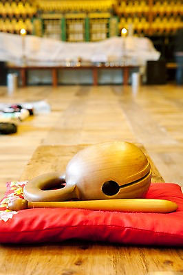 포토 JPG 종교 쿠션 불교 실내 사람없음 부처님오신날 도구 오브젝트 목탁 국내포토 기념일 내부 불교용품 파일형식