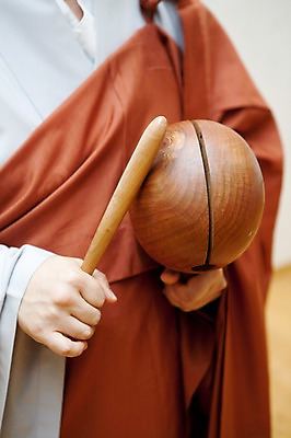 포토 JPG 손 종교 불교 실내 한명 사람 부처님오신날 승려 목탁 국내포토 1 기념일 내부 신체부위 성직자 불교용품 파일형식