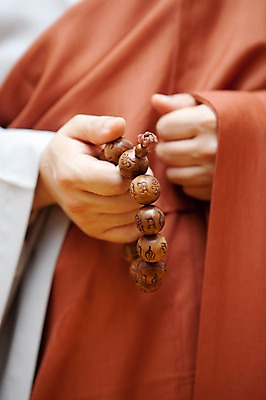 포토 JPG 손 종교 불교 실내 한명 사람 부처님오신날 승려 염주 국내포토 1 기념일 내부 신체부위 성직자 불교용품 파일형식