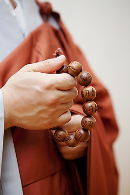 포토 JPG 손 종교 불교 실내 한명 사람 부처님오신날 승려 염주 국내포토 1 기념일 내부 신체부위 성직자 불교용품 파일형식