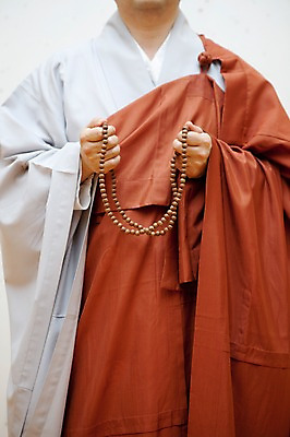 포토 JPG 손 종교 불교 실내 한명 사람 부처님오신날 승려 염주 국내포토 1 기념일 내부 신체부위 성직자 불교용품 파일형식