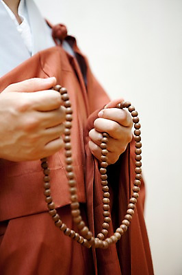 포토 JPG 손 종교 불교 실내 한명 사람 부처님오신날 승려 염주 국내포토 1 기념일 내부 신체부위 성직자 불교용품 파일형식