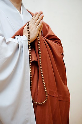 포토 JPG 손 종교 불교 실내 한명 사람 부처님오신날 승려 염주 국내포토 1 기념일 내부 신체부위 성직자 불교용품 파일형식