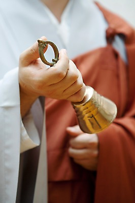 포토 JPG 손 종교 불교 실내 한명 사람 부처님오신날 승려 요령 국내포토 1 기념일 내부 신체부위 성직자 파일형식