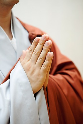 포토 JPG 손 종교 불교 실내 한명 사람 부처님오신날 승려 국내포토 1 기념일 내부 신체부위 성직자 파일형식