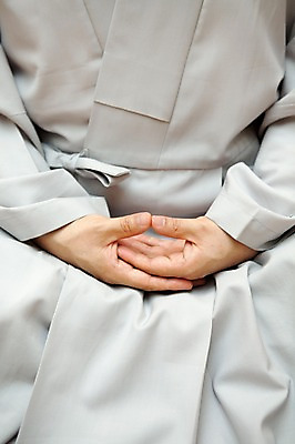 포토 JPG 손 종교 불교 실내 사람 부처님오신날 하반신 승려 국내포토 기념일 내부 신체부위 성직자 파일형식