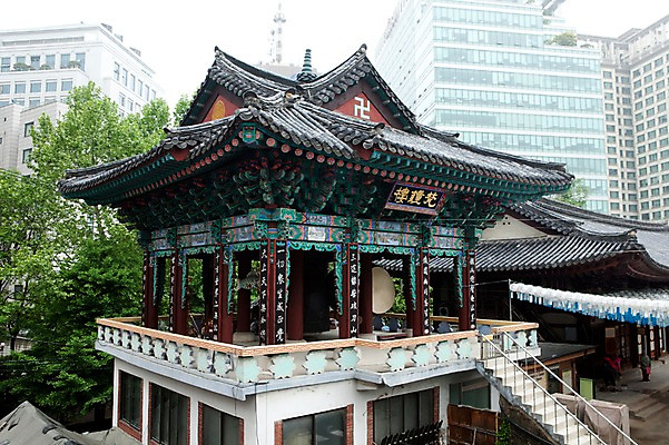 포토 JPG 나무 종교 불교 풍경 사람없음 야외 건물 부처님오신날 종 사찰 범종루 조계사 국내포토 식물 건축물 기념일 종교건축 종로 파일형식