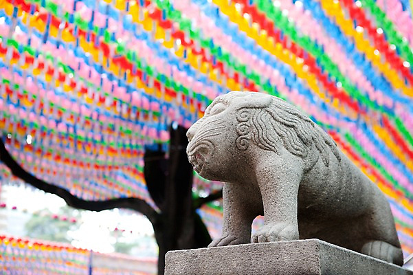 포토 JPG 종교 조각 불교 사람없음 야외 조각상 부처님오신날 상 연등 조각_조소 국내포토 기념일 조형물 등불 상패 불교용품 조소 파일형식