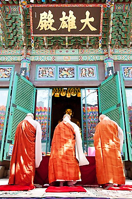 포토 JPG 남자 종교 불교 사람 이벤트 성인 야외 뒷모습 세명 부처님오신날 의식 성자 승려 예불 조계사 남자만 성인남자만 성인만 국내포토 기념일 뷰포인트 사찰 성직자 종로 파일형식