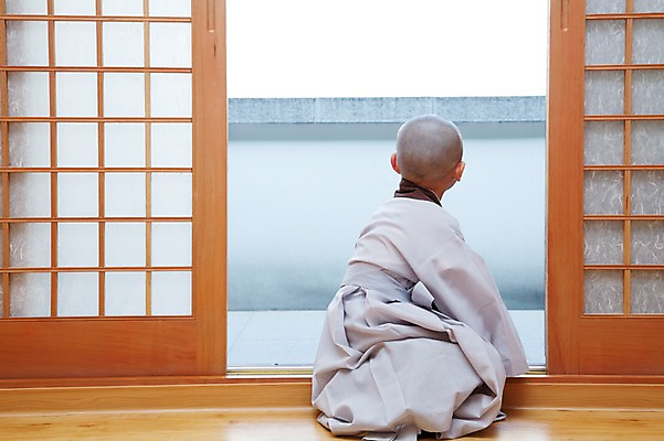 포토 JPG 종교 어린이 불교 실내 한명 사람 소년 뒷모습 문 부처님오신날 동자승 남자만 남자한명만 어린이만 소년만 소년한명만 국내포토 1 기념일 남자 뷰포인트 내부 승려 파일형식