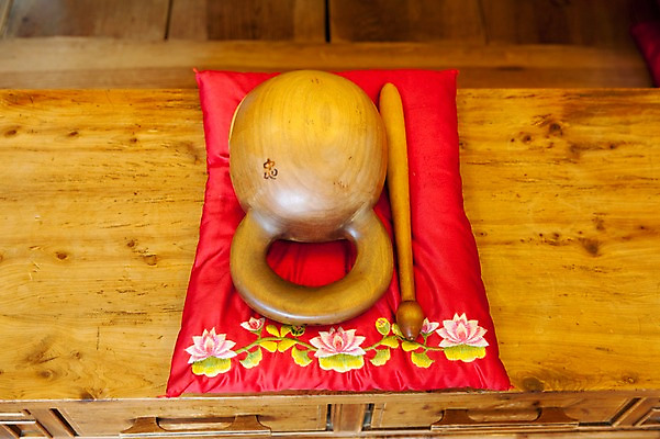 포토 JPG 종교 쿠션 불교 탁자 실내 사람없음 부처님오신날 도구 오브젝트 목탁 국내포토 기념일 가구 내부 불교용품 파일형식