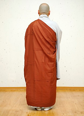 포토 JPG 전신 남자 종교 불교 실내 한명 사람 성인 뒷모습 부처님오신날 성자 승려 남자만 남자한명만 성인남자만 성인만 국내포토 1 기념일 뷰포인트 내부 성직자 파일형식