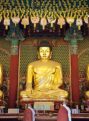 포토 JPG 남자 종교 불교 실내 사람 성인 두명 뒷모습 부처님오신날 사찰 성자 승려 불상 부처 금불상 조계사 남자만 성인남자만 성인만 국내포토 기념일 뷰포인트 종교건축 내부 성직자 종로 파일형식