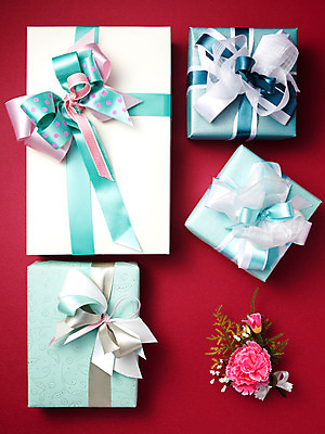 포토 JPG 스튜디오촬영 식물 기념일 꽃 리본 분홍색 실내 선물 사람없음 선물상자 촬영 어버이날 카네이션 감사 국내포토 감정 컬러 이벤트 내부 상자 파일형식