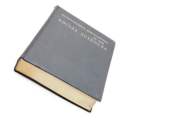 포토 JPG 스튜디오촬영 문자 알파벳 영어 계절 교육 컨셉 실내 누끼 사람없음 책 독서 가을 오브젝트 한권 양장본 사회과학 제목 표제 국내포토 1 내부 파일형식