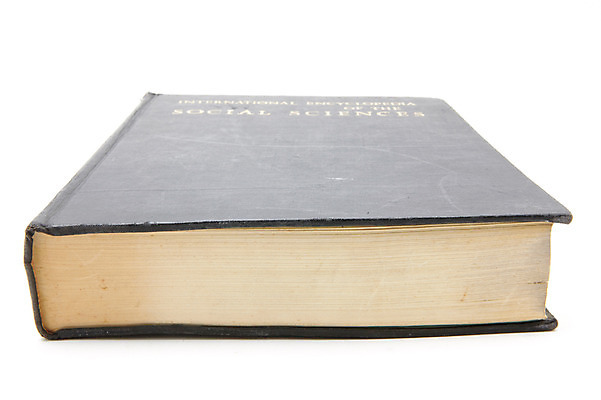 포토 JPG 스튜디오촬영 문자 알파벳 영어 계절 교육 컨셉 실내 누끼 사람없음 책 독서 가을 오브젝트 한권 양장본 사회과학 제목 표제 국내포토 1 내부 파일형식