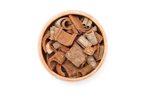 포토 JPG 스튜디오촬영 그릇 재료 건조 실내 누끼 사람없음 치료 하이앵글 한의학 껍질 약재 한약재 약초 한약 오브젝트 나무껍질 시나몬 국내포토 나무 식기 뷰포인트 의학 내부 약 풀_식물 파일형식