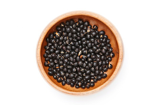 포토 JPG 스튜디오촬영 그릇 음식 재료 의학 콩 곡류 실내 누끼 사람없음 치료 하이앵글 한의학 약재 한약재 한약 오브젝트 잡곡 검은콩 검정콩 국내포토 식기 뷰포인트 내부 약 파일형식