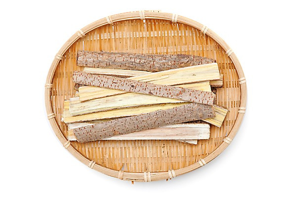 포토 JPG 스튜디오촬영 재료 건조 실내 누끼 사람없음 치료 하이앵글 바구니 한의학 약재 한약재 나뭇가지 약초 한약 오브젝트 옻나무 국내포토 나무 뷰포인트 의학 내부 약 풀_식물 파일형식