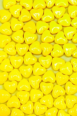 포토 JPG 스튜디오촬영 음식 컬러 다수 백그라운드 화이트데이 디저트 실내 사탕 이벤트 사람없음 하이앵글 노란색 여러개 하트 오브젝트 군것질 국내포토 모양 뷰포인트 데이이벤트 내부 파일형식