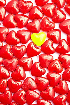 포토 JPG 스튜디오촬영 음식 컬러 다수 백그라운드 화이트데이 디저트 실내 사탕 이벤트 사람없음 빨간색 하이앵글 노란색 여러개 하트 오브젝트 군것질 국내포토 모양 뷰포인트 데이이벤트 내부 파일형식