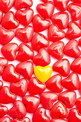 포토 JPG 스튜디오촬영 음식 컬러 다수 백그라운드 화이트데이 디저트 실내 사탕 이벤트 사람없음 빨간색 하이앵글 노란색 여러개 하트 오브젝트 군것질 국내포토 모양 뷰포인트 데이이벤트 내부 파일형식