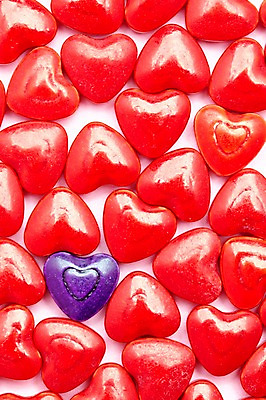 포토 JPG 스튜디오촬영 음식 컬러 다수 백그라운드 화이트데이 디저트 실내 사탕 이벤트 사람없음 빨간색 하이앵글 보라색 여러개 하트 오브젝트 군것질 국내포토 모양 뷰포인트 데이이벤트 내부 파일형식