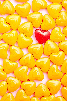 포토 JPG 스튜디오촬영 음식 컬러 다수 백그라운드 화이트데이 디저트 실내 사탕 이벤트 사람없음 빨간색 하이앵글 노란색 여러개 하트 오브젝트 군것질 국내포토 모양 뷰포인트 데이이벤트 내부 파일형식