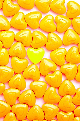 포토 JPG 스튜디오촬영 음식 컬러 다수 백그라운드 화이트데이 디저트 실내 사탕 이벤트 사람없음 하이앵글 노란색 여러개 하트 오브젝트 군것질 국내포토 모양 뷰포인트 데이이벤트 내부 파일형식