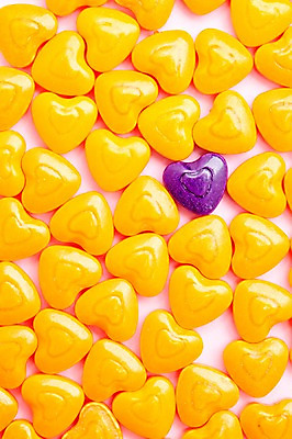 포토 JPG 스튜디오촬영 음식 컬러 다수 백그라운드 화이트데이 디저트 실내 사탕 이벤트 사람없음 하이앵글 노란색 보라색 여러개 하트 오브젝트 군것질 국내포토 모양 뷰포인트 데이이벤트 내부 파일형식