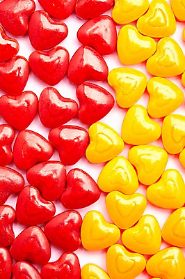 포토 JPG 스튜디오촬영 음식 컬러 다수 백그라운드 화이트데이 디저트 실내 사탕 이벤트 사람없음 빨간색 하이앵글 노란색 여러개 하트 오브젝트 군것질 국내포토 모양 뷰포인트 데이이벤트 내부 파일형식