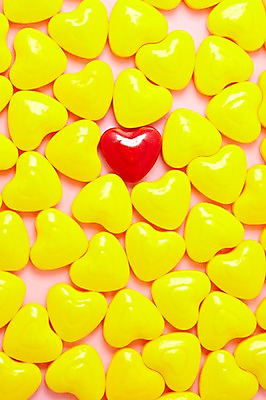 포토 JPG 스튜디오촬영 음식 컬러 다수 백그라운드 화이트데이 디저트 실내 사탕 이벤트 사람없음 빨간색 하이앵글 노란색 여러개 하트 오브젝트 군것질 국내포토 모양 뷰포인트 데이이벤트 내부 파일형식