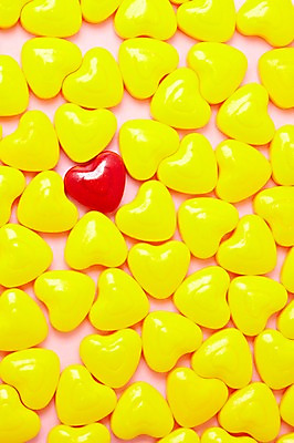 포토 JPG 스튜디오촬영 음식 컬러 다수 백그라운드 화이트데이 디저트 실내 사탕 이벤트 사람없음 빨간색 하이앵글 노란색 여러개 하트 오브젝트 군것질 국내포토 모양 뷰포인트 데이이벤트 내부 파일형식