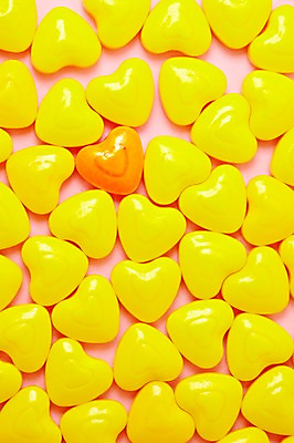 포토 JPG 스튜디오촬영 음식 컬러 다수 백그라운드 화이트데이 디저트 실내 사탕 이벤트 사람없음 하이앵글 노란색 여러개 하트 오브젝트 군것질 국내포토 모양 뷰포인트 데이이벤트 내부 파일형식