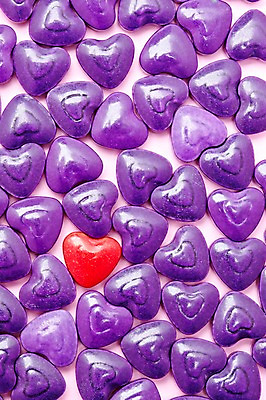 포토 JPG 스튜디오촬영 음식 컬러 다수 백그라운드 화이트데이 디저트 실내 사탕 이벤트 사람없음 빨간색 하이앵글 보라색 여러개 하트 오브젝트 군것질 국내포토 모양 뷰포인트 데이이벤트 내부 파일형식