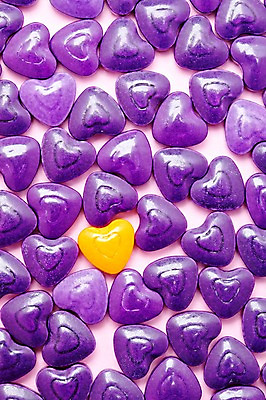 포토 JPG 스튜디오촬영 음식 컬러 다수 백그라운드 화이트데이 디저트 실내 사탕 이벤트 사람없음 하이앵글 노란색 보라색 여러개 하트 오브젝트 군것질 국내포토 모양 뷰포인트 데이이벤트 내부 파일형식