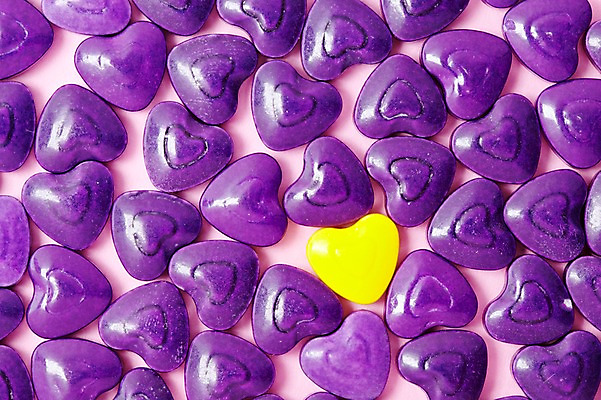 포토 JPG 스튜디오촬영 음식 컬러 다수 백그라운드 화이트데이 디저트 실내 사탕 이벤트 사람없음 하이앵글 노란색 보라색 여러개 하트 오브젝트 군것질 국내포토 모양 뷰포인트 데이이벤트 내부 파일형식