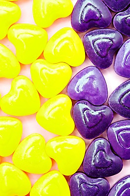 포토 JPG 스튜디오촬영 음식 컬러 다수 백그라운드 화이트데이 디저트 실내 사탕 이벤트 사람없음 하이앵글 노란색 보라색 여러개 하트 오브젝트 군것질 국내포토 모양 뷰포인트 데이이벤트 내부 파일형식