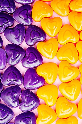 포토 JPG 스튜디오촬영 음식 컬러 다수 백그라운드 화이트데이 디저트 실내 사탕 이벤트 사람없음 하이앵글 노란색 보라색 여러개 하트 오브젝트 군것질 국내포토 모양 뷰포인트 데이이벤트 내부 파일형식